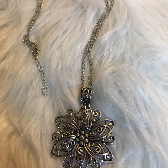 NWT Vintage Inspired Floral Pendent Necklace - Picture 2 of 2